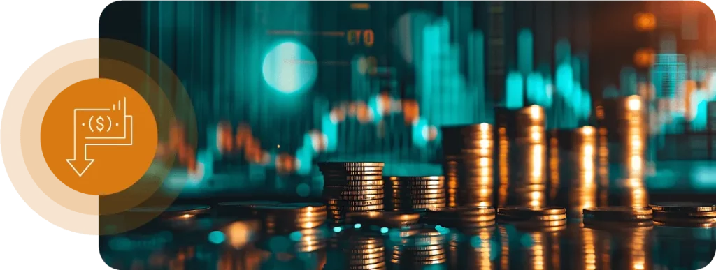 Fondo de monedas apiladas con un icono naranja en el lado izquierdo y una pila de dinero con una flecha apuntando a la parte inferior izquierda.