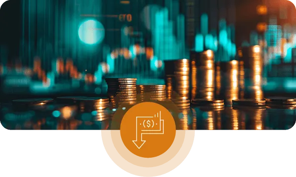 Fondo de monedas apiladas con un icono naranja en la parte inferior central y una pila de dinero con una flecha apuntando hacia la parte inferior izquierda.