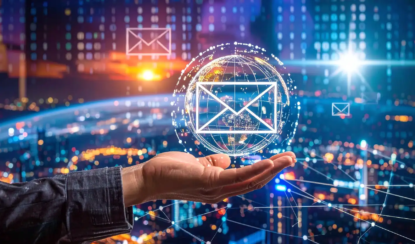 Sobre de correo electrónico en una mano en un entorno digital